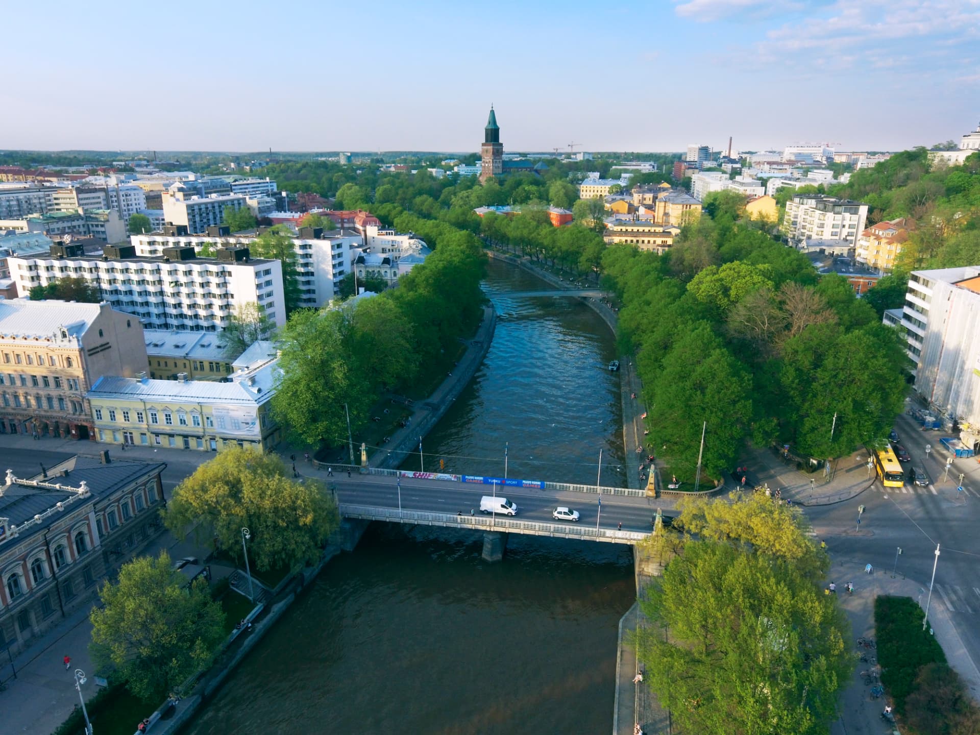 Turun Aurajoki iltavalaistuksessa